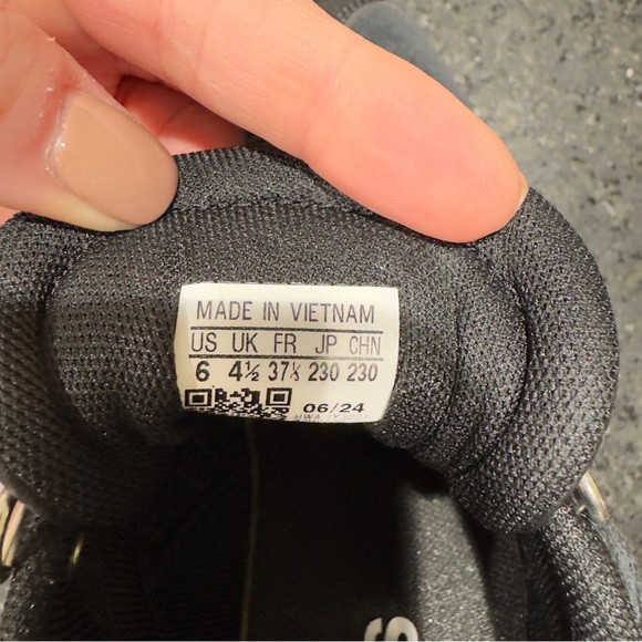 Adidas VI Court Women's Black Sneakers - Picture 6 of 6